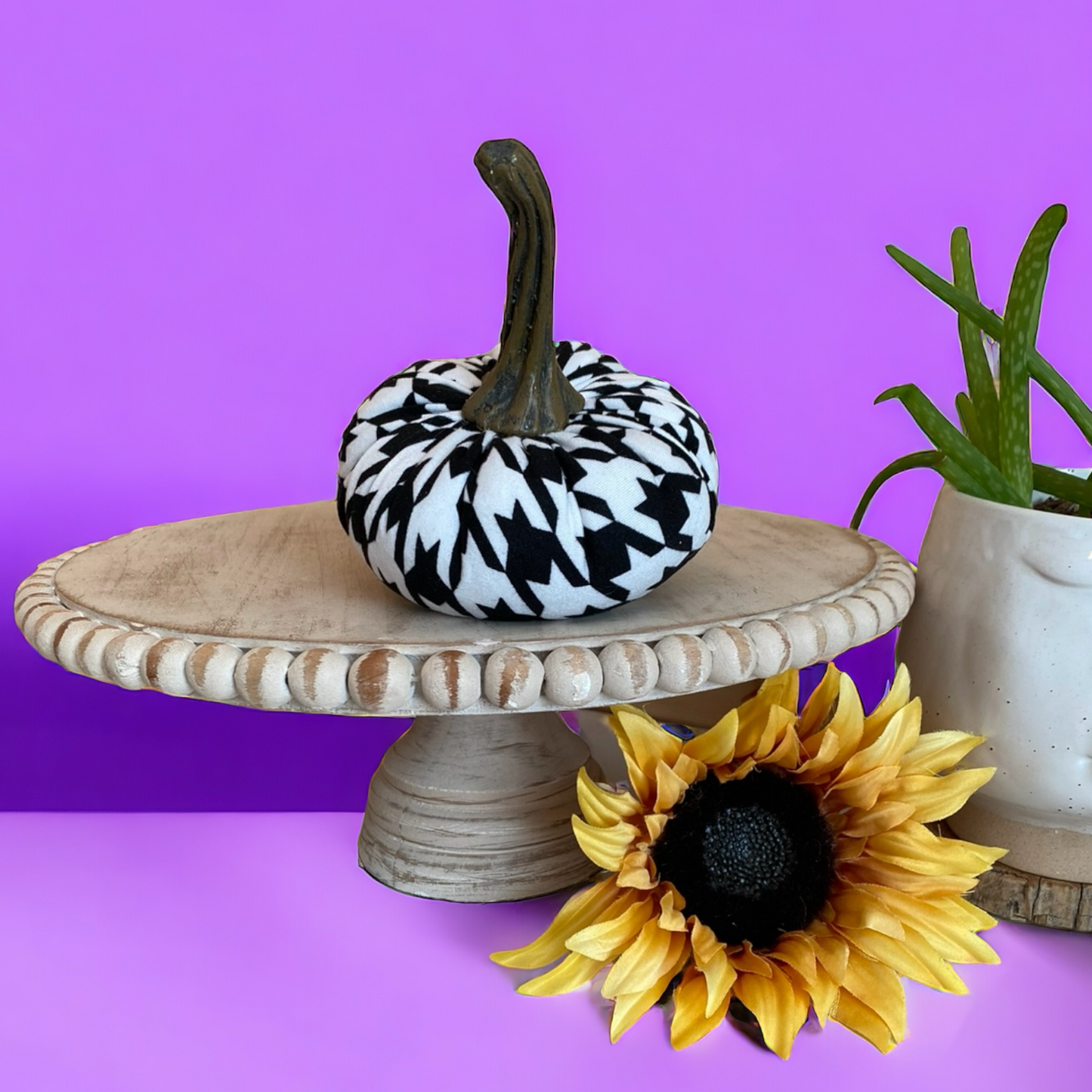 SMALL PUMPKIN HOUNDSTOOTH PRINT - BLACK and WHITE